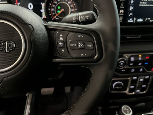 Certified 2025 Jeep Gladiator Sport AWD/4WD image 23