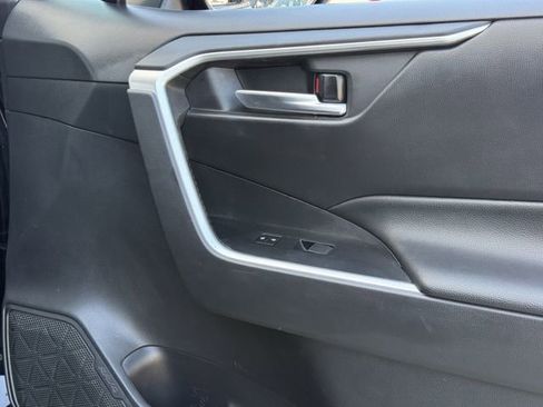 Used 2021 Toyota RAV4 XLE Premium image 28