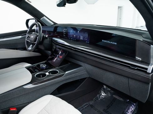 Used 2025 Cadillac Escalade V image 32