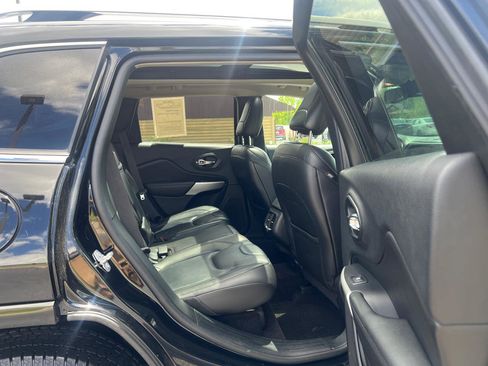 Used 2018 Jeep Cherokee Overland w/ Technology Group AWD/4WD image 41