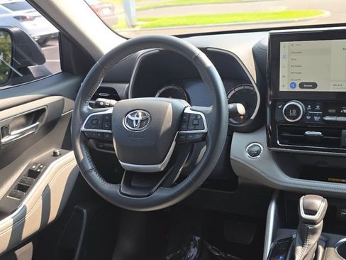 Used 2023 Toyota Highlander XLE AWD/4WD image 17