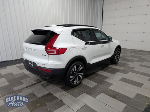 Used 2025 Volvo XC40 B5 Plus image 4