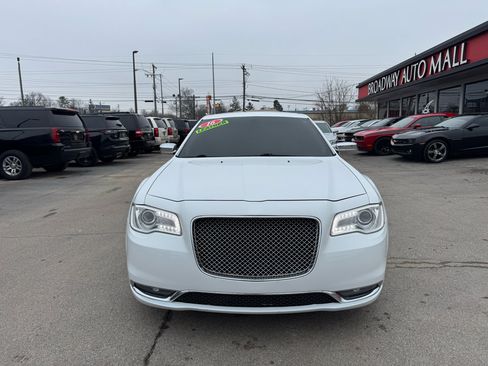 Used 2016 Chrysler 300 C image 8