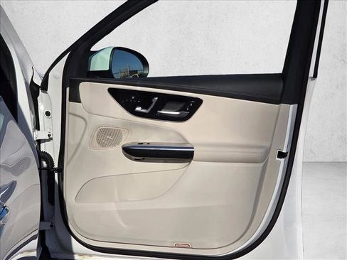 Used 2025 Mercedes-Benz GLC 300 4MATIC image 11