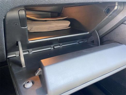 Used 2018 Jeep Cherokee Latitude Plus w/ Comfort/Convenience Group image 30