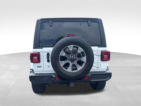Used 2018 Jeep Wrangler Unlimited Sahara AWD/4WD image 9