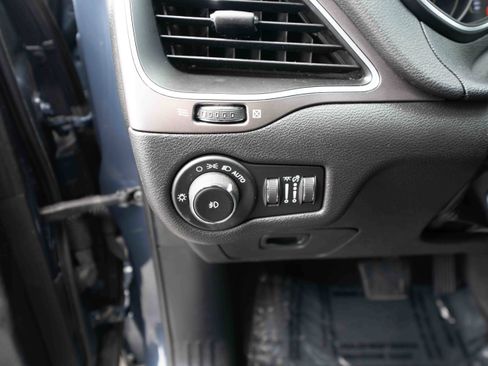Used 2019 Jeep Cherokee Latitude Plus w/ Cold Weather Group AWD/4WD image 11