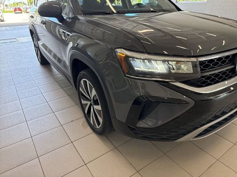 Used 2023 Volkswagen Taos SE w/ Panoramic Sunroof Package FWD image 6
