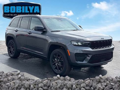 Used 2024 Jeep Grand Cherokee Altitude AWD/4WD image 2