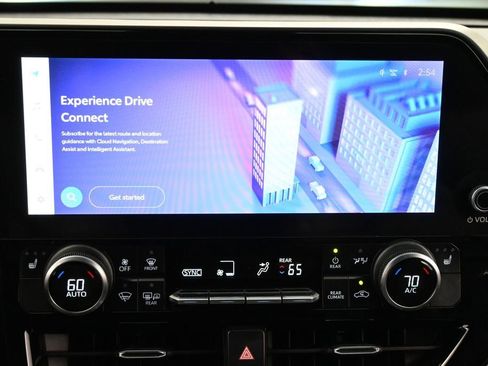 Used 2023 Toyota Highlander XLE AWD/4WD image 9