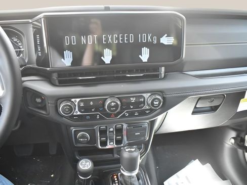 Used 2025 Jeep Wrangler Unlimited Sahara AWD/4WD image 21