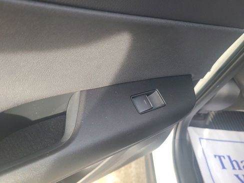 Used 2022 Toyota Venza LE image 15