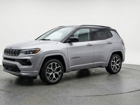 Used 2025 Jeep Compass Limited image 3