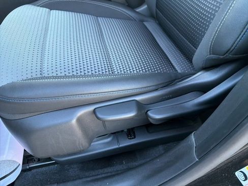 Used 2025 Chevrolet Trax LT w/ LT Convenience Package image 28