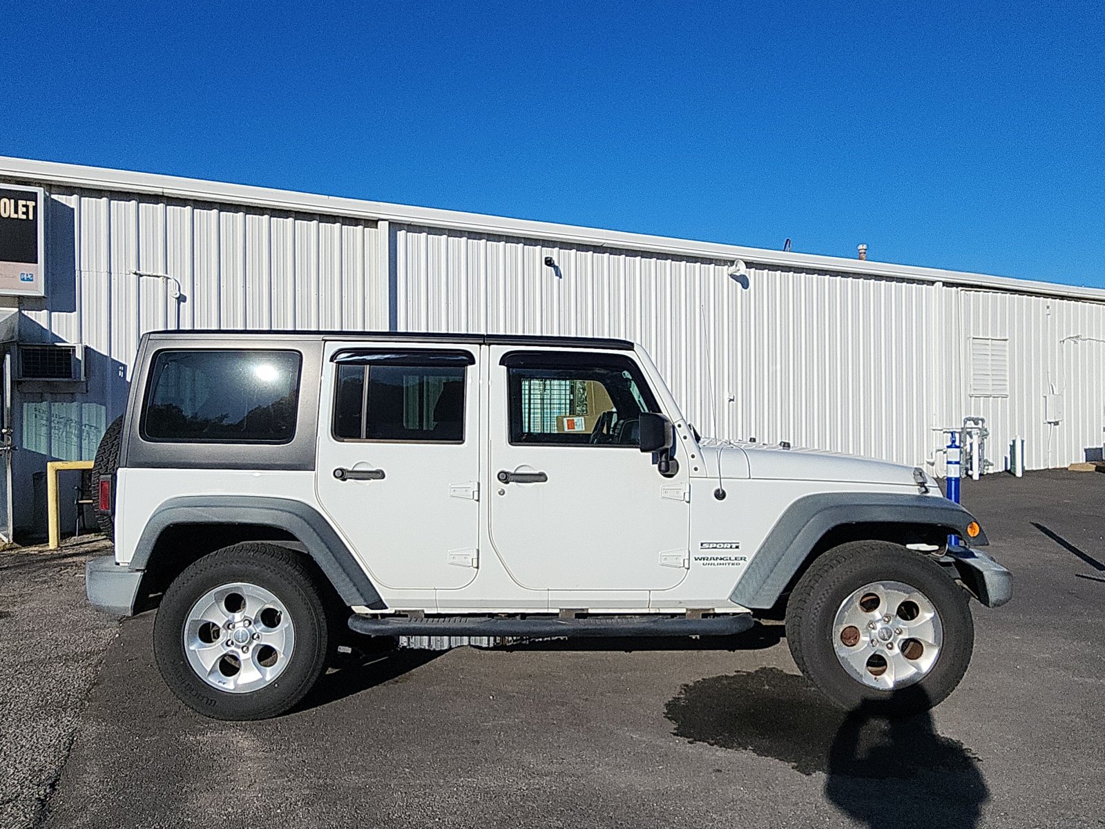 Used 2016 Jeep Wrangler Unlimited Sport w/ Connectivity Group AWD/4WD image 6