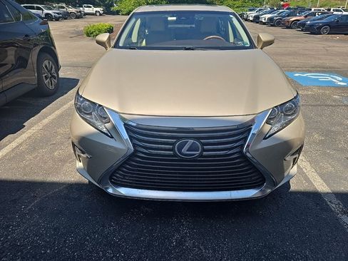 Used 2017 Lexus ES 300h FWD image 2