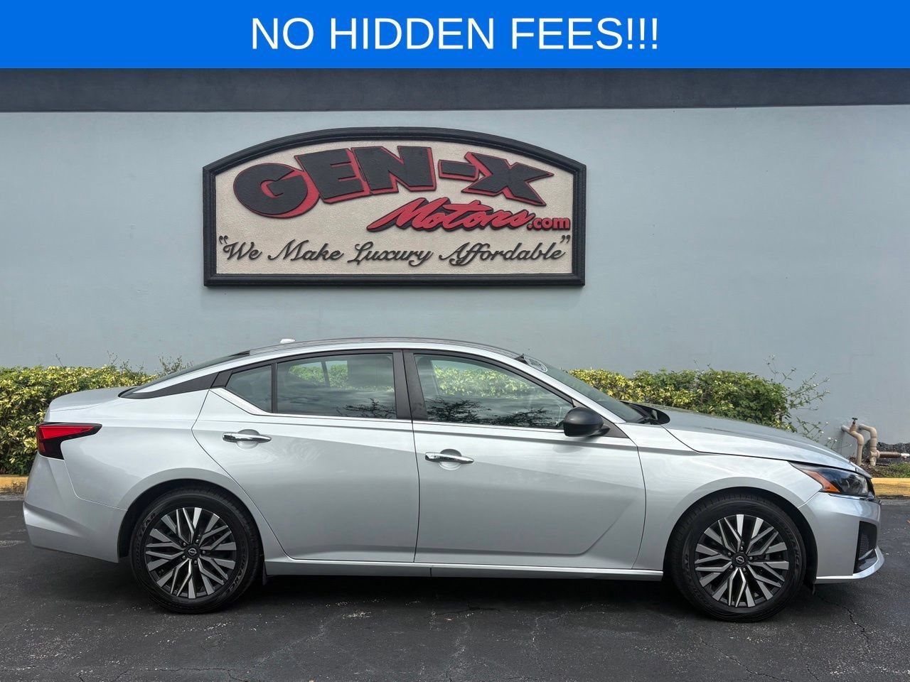 Used 2024 Nissan Altima 2.5 SV FWD image 2