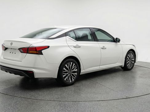Used 2025 Nissan Altima 2.5 SV image 9