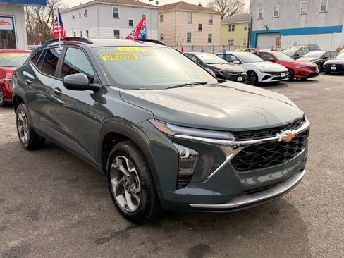 Used 2025 Chevrolet Trax LT image 2