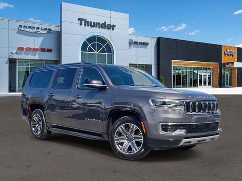 Used 2024 Jeep Wagoneer L Series II w/ Flexible Seating Group RWD image 1