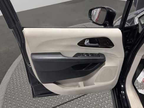 Used 2024 Chrysler Pacifica Limited w/ Trailer Tow Group image 18