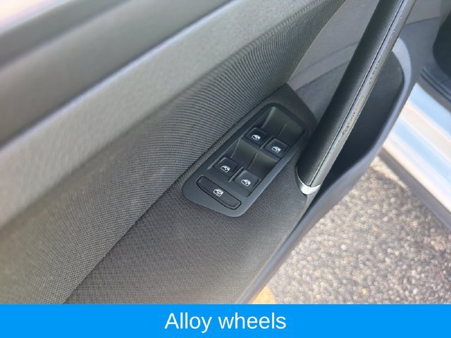 Used 2019 Volkswagen Golf 4-Door FWD image 11