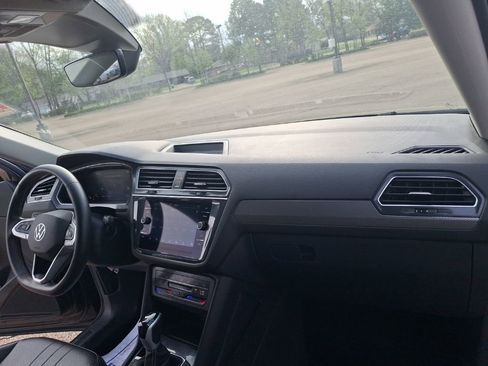 Used 2024 Volkswagen Tiguan SE image 26