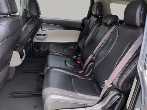 Certified 2023 Kia Carnival LX FWD image 19