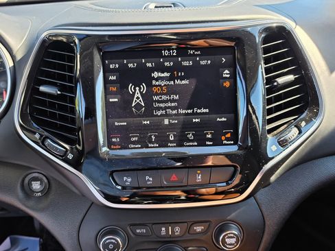 Used 2019 Jeep Cherokee Overland w/ Technology Group AWD/4WD image 16