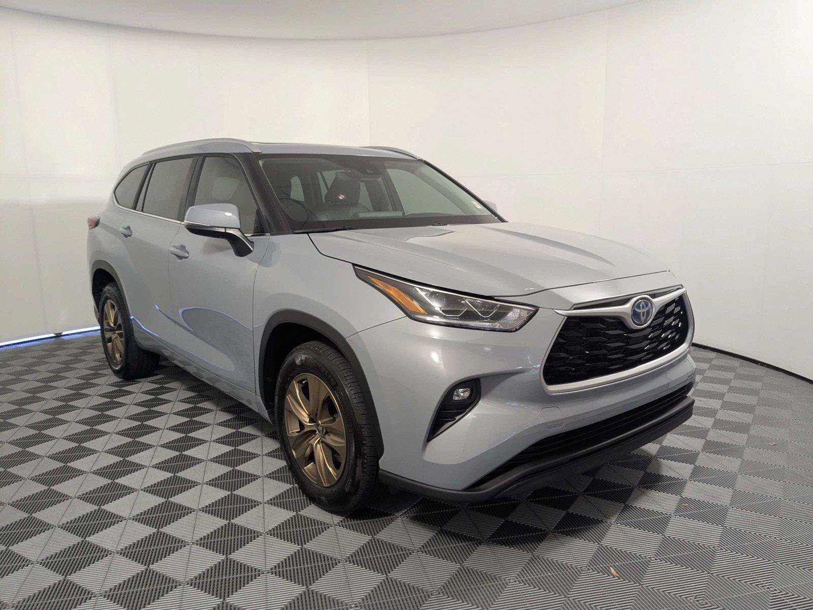 Used 2023 Toyota Highlander Bronze Edition FWD image 2