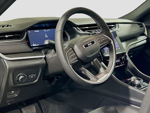 Used 2025 Jeep Grand Cherokee Altitude RWD image 7