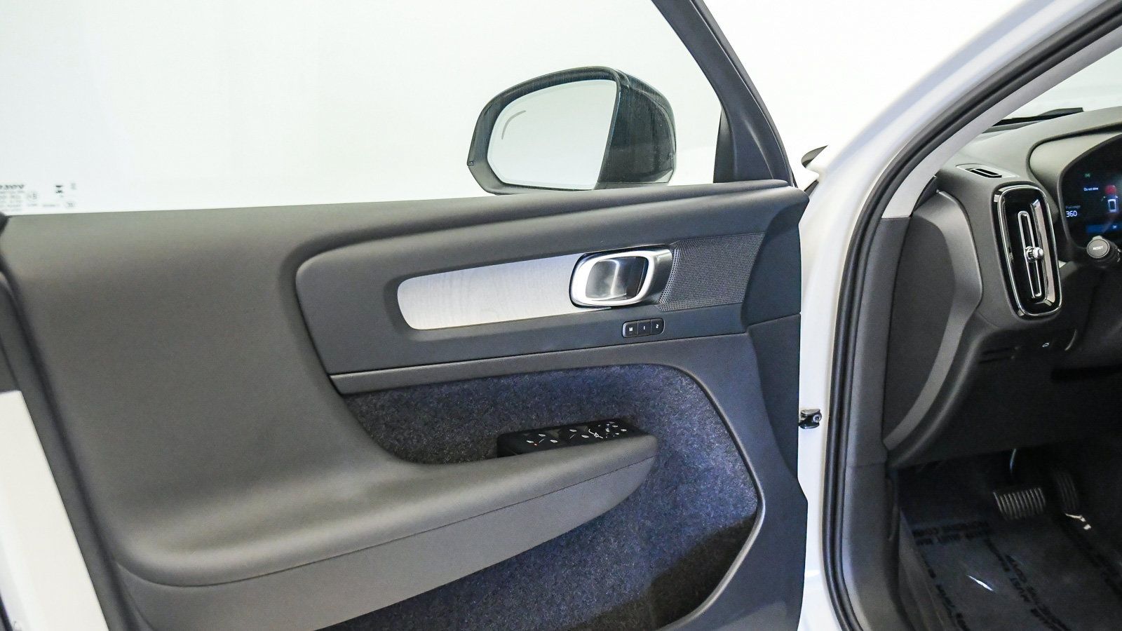 Certified 2026 Volvo XC40 B5 Plus AWD/4WD image 25