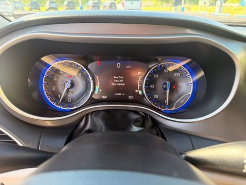 Used 2023 Chrysler Pacifica Touring-L FWD image 16