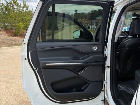 New 2025 Lincoln Navigator L Reserve image 42