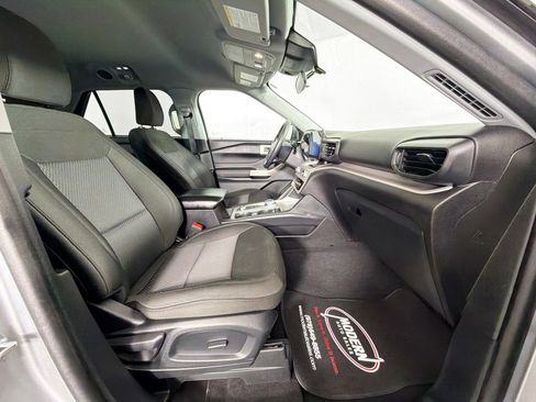Used 2023 Ford Explorer XLT AWD/4WD image 36