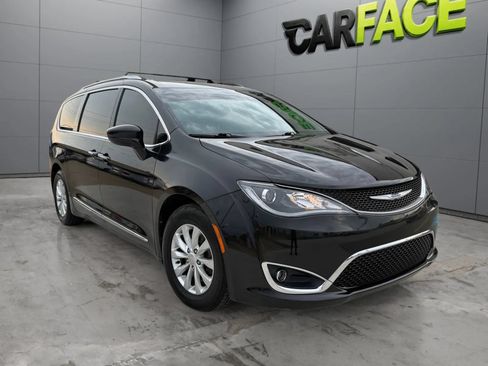 Used 2019 Chrysler Pacifica Touring-L FWD image 4