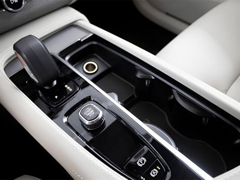 New 2025 Volvo XC90 T8 Plus w/ Protection Package Premier image 26