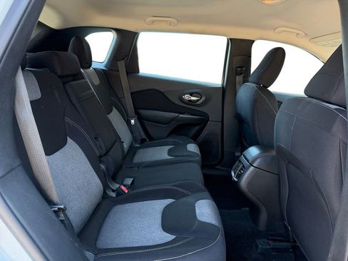 Used 2015 Jeep Cherokee Sport image 19