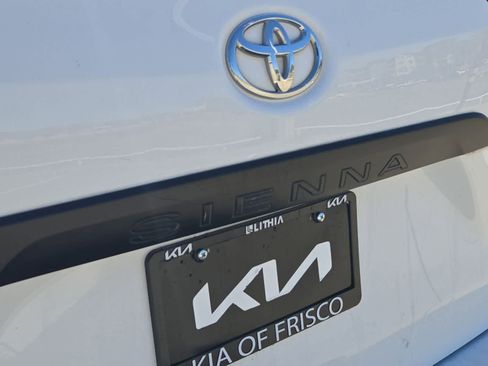 Used 2014 Toyota Sienna L image 11