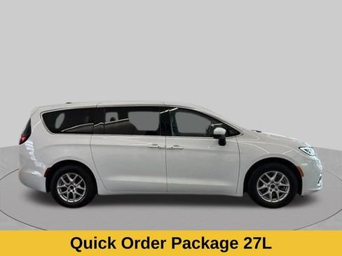 Used 2023 Chrysler Pacifica Touring-L FWD image 3