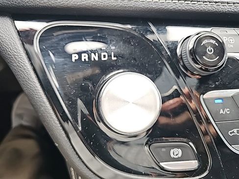 Used 2021 Chrysler Pacifica Limited w/ Uconnect Theater Family Group image 34