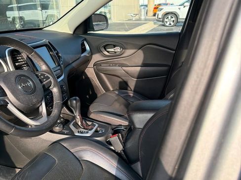 Used 2016 Jeep Cherokee Trailhawk w/ Comfort/Convenience Group AWD/4WD image 10