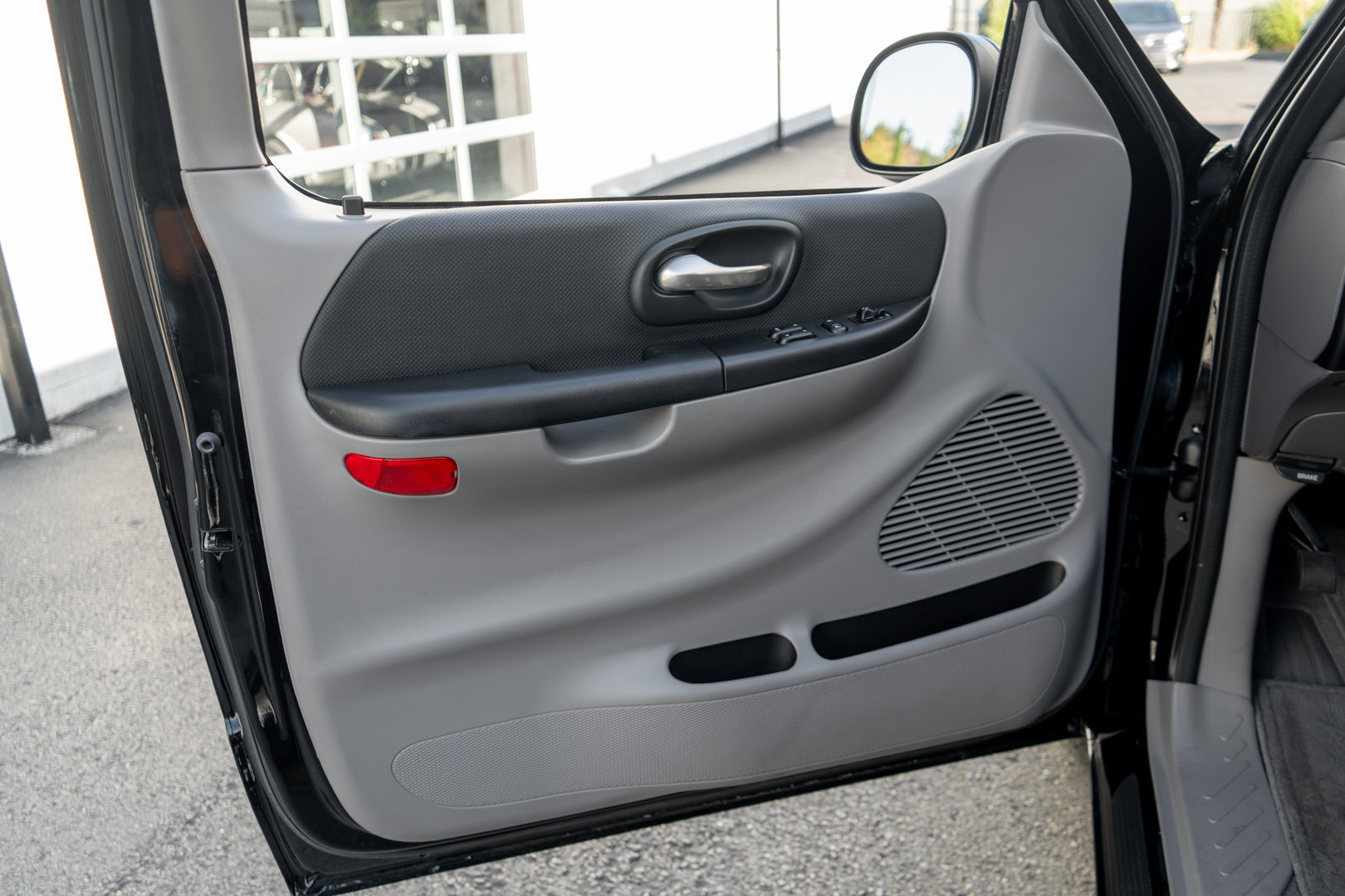 Used 2004 Ford F150 Lightning RWD image 10