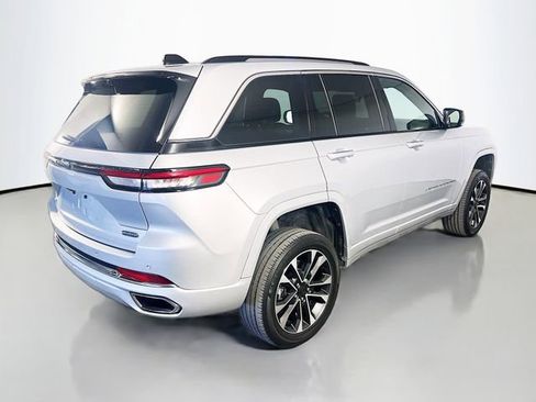 Used 2022 Jeep Grand Cherokee Overland w/ Luxury Tech Group IV AWD/4WD image 8