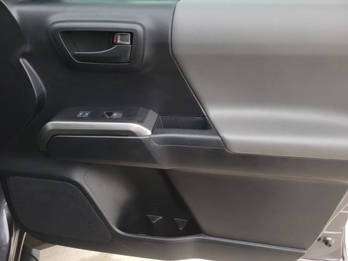 Used 2021 Toyota Tacoma SR5 w/ SR5 Appearance Package (SM) RWD image 8