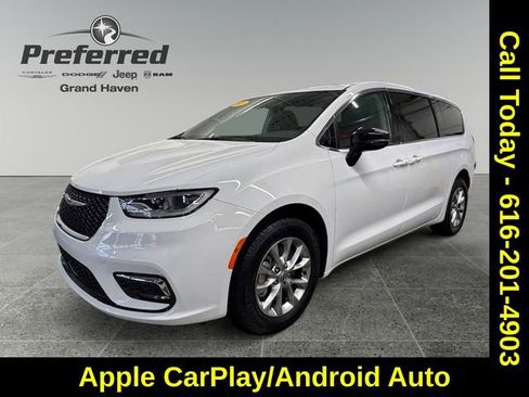 Used 2024 Chrysler Pacifica Touring-L image 10