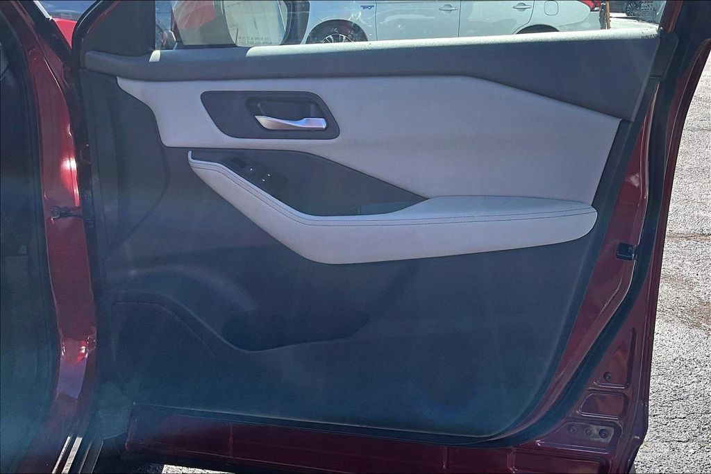Used 2025 Nissan Rogue SV FWD image 26