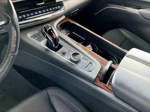 Used 2022 Cadillac Escalade Luxury AWD/4WD image 5