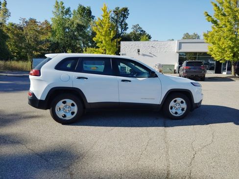 Used 2015 Jeep Cherokee Sport image 6