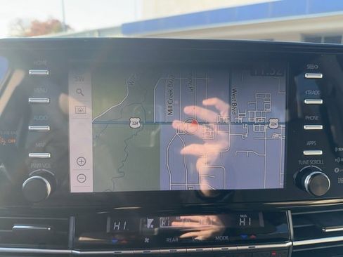 Used 2022 Toyota Sienna Limited image 11